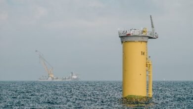 Instalación de fundaciones monopiles completos en el parque eólico en alta mar más grande de Dinamarca