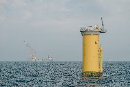 Instalación de fundaciones monopiles completos en el parque eólico en alta mar más grande de Dinamarca