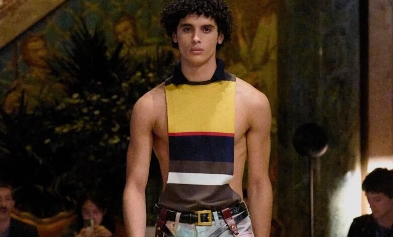 Dario Vitale revive el atractivo sexual de Versace