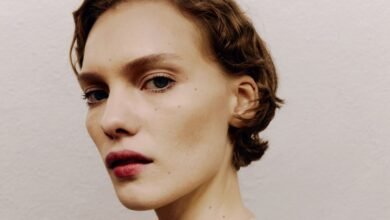 En Ferragamo, Maximilian Davis mira la feminidad en los veinte años