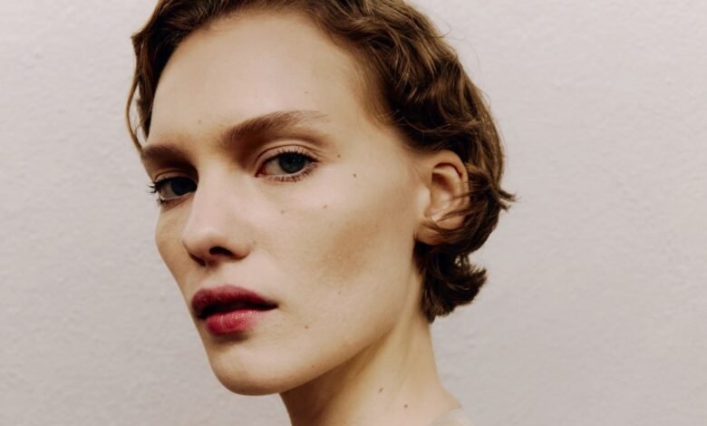 En Ferragamo, Maximilian Davis mira la feminidad en los veinte años