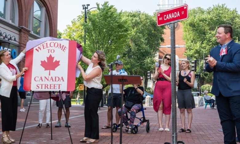 Sus estadounidenses y su negocio pidieron a los turistas canadienses que regresaran.
