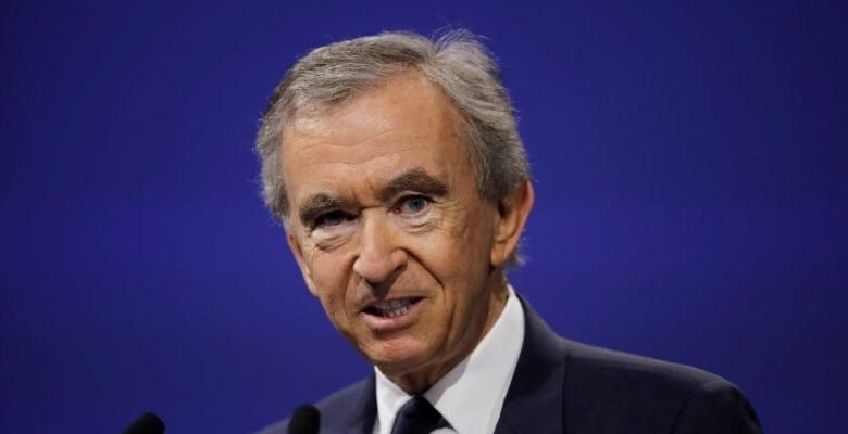 Bernard Arnault dijo que el impuesto de riqueza del 2% destruirá la economía francesa.