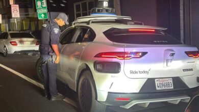 Los oficiales de policía sacaron Waymo y no pudieron emitir boletos de robot.