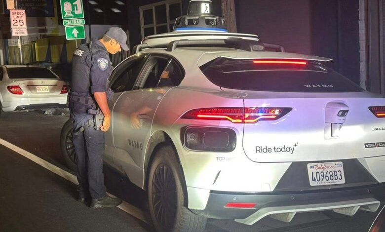 Los oficiales de policía sacaron Waymo y no pudieron emitir boletos de robot.