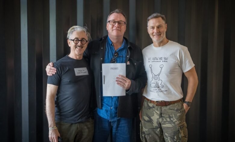 Russell T. emite a Alan Cuming y el drama C4 de David Morrises