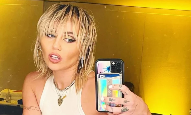 Miley Cyrus dijo que la madre Tish Cyrus la alentó a estar con “chico equivocado”: “Tuve que aprender por las malas” Miley Cyrus dijo que la madre Tish Cyrus la alentó a estar con “chico equivocado”: “Tuve que aprender por las malas”