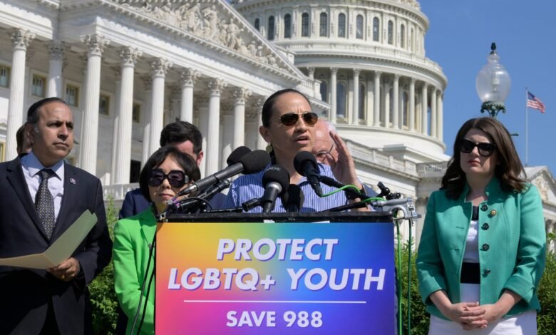 El proyecto de ley bipartidista busca restaurar la línea de suicidio nacional LGBTQ