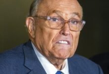 Rudy Giuliani sufrió la columna vertebral en un accidente automovilístico después de ser “unido a la bandera” por la víctima de la violencia familiar.