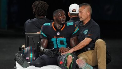 Tyreek Hill publicó una foto después de una cirugía de lesión en la rodilla. El agente dijo que WR jugará en 2026.