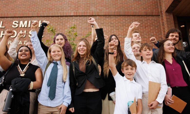 Los activistas juveniles demandan a Trump sobre el cambio climático y la democracia. Los activistas juveniles demandan a Trump sobre el cambio climático y la democracia.