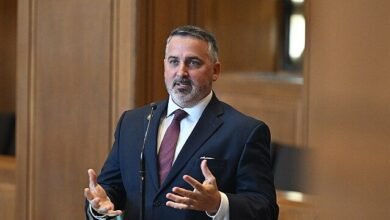 Dirige el legislador republicano demócrata, regresa al hijo gay y tira de Queens