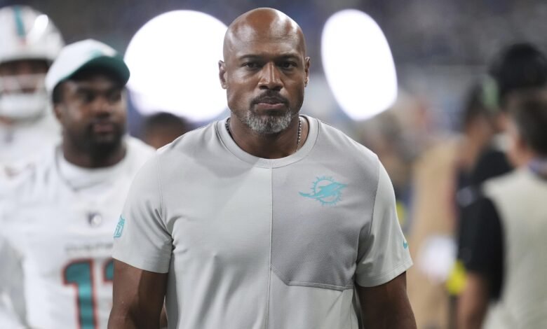 Dolphins DC Anthony Weaver informó que era HC en el futuro en medio de un asiento caliente McDaniel.