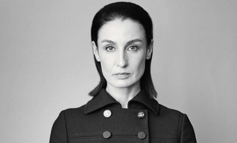 Erin O’Connor cambió a Sophia NeoPhitou para el décimo aniversario. Erin O’Connor cambió a Sophia NeoPhitou para el décimo aniversario.
