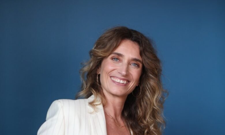 Fanny Herro ganó el Premio a la interrupción de la televisión francesa, discutió el éxito global