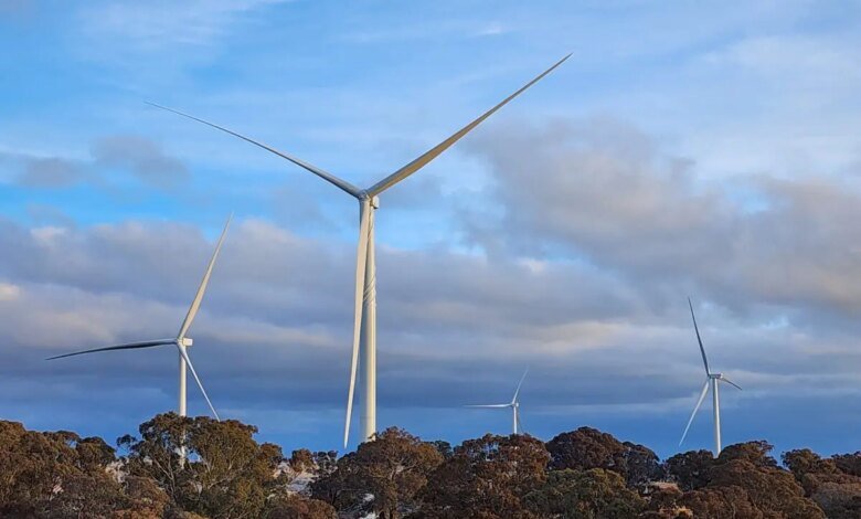 La hélice de turbina en la granja de turbinas eólicas que acaba de ser asignada en el NSW, medio curvada por la tormenta.