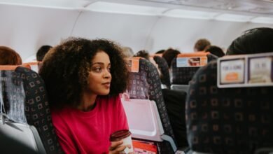Esta enfermera milenaria viaja a 5,000 millas desde Suecia para trabajar en un hospital de California. Ella trabaja ocho días seguidos y recauda más de $ 100 por hora