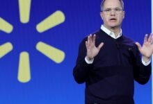 Walmart CEO quiere que “todos lleguen al otro lado” y el gigante minorista se mantendrá plano por ahora, incluso cuando AI cambia cada trabajo