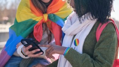 Los jóvenes LGBTQ+ tienen peores resultados de salud mental sin acceso a espacios en línea seguros, según los estudios