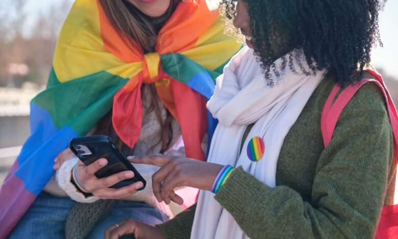 Los jóvenes LGBTQ+ tienen peores resultados de salud mental sin acceso a espacios en línea seguros, según los estudios