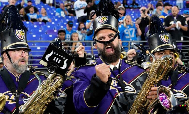 Jason Kels toca el saxo con la banda de la banda de Baltimore Revented