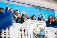A través de encogimientos de hombros abiertos para finalizar el primer día de negociación ligeramente por encima del precio de la OPI