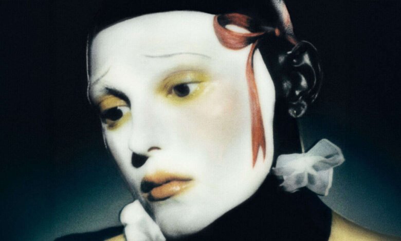 Debajo de la máscara con la belleza de Isamaya