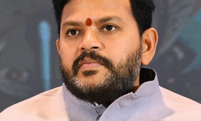 El Ministro de Aviación Civil Ram Mohan Naidu Inaurties Udan Yatri Cafe en el aeropuerto de Vijayawada