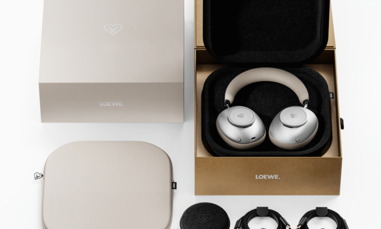 Leewe entró en una voz personal con los auriculares Leo, diseñado hacia adelante.