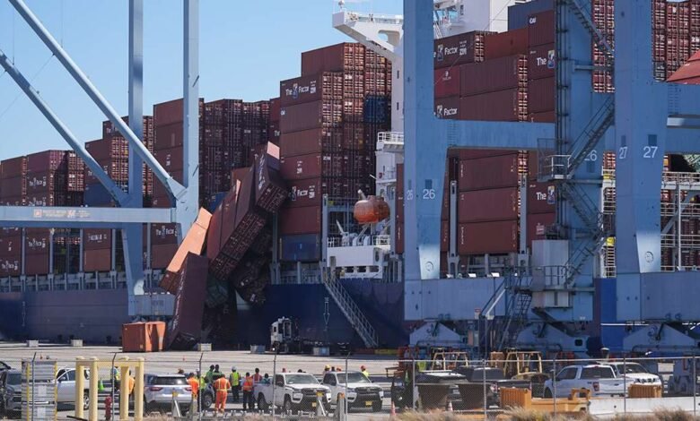 Más de 60 contenedores se caen del barco en Port of Long Beach Más de 60 contenedores se caen del barco en Port of Long Beach