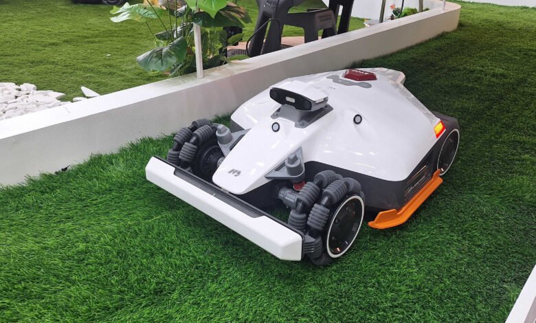 Este nuevo cortacésped robot cambia entre LiDAR, RTK y cámaras para asegurarse de que nunca se pierda