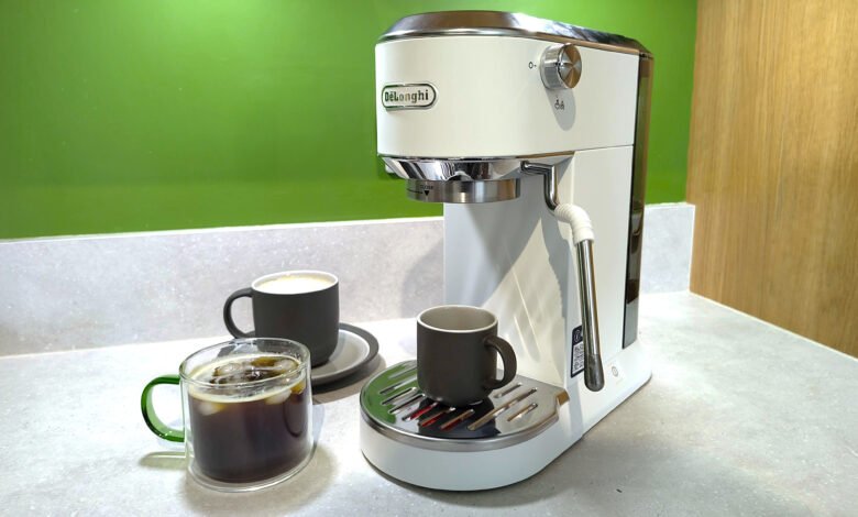 La preparación de espresso caliente y fría es un pedazo de pastel con el lindo dúo de De’longhi Dedica, y cuesta menos de lo que cabría esperar