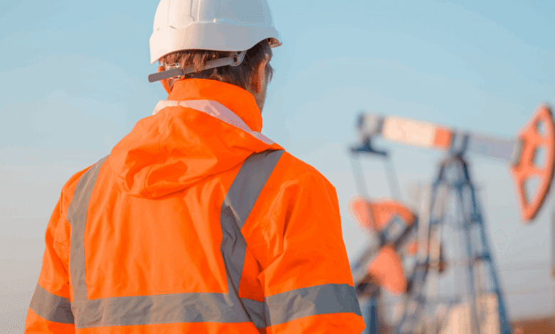 Los empleados de petróleo y gas se encogen Los empleados de petróleo y gas se encogen