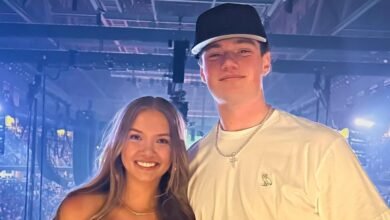 Penn State Cubi Aller y su novia Emma Bush dibujan la línea de tiempo de las relaciones
