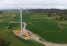 Aparatos ortopédicos de la industria para más choques en Queensland como LNP “llama a” dos proyectos de viento y batería más