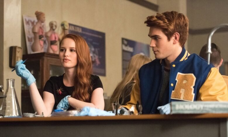 KJ APA afirma ‘Riverdel’ protagoniza “todo f*entre sí” Madeline Pet