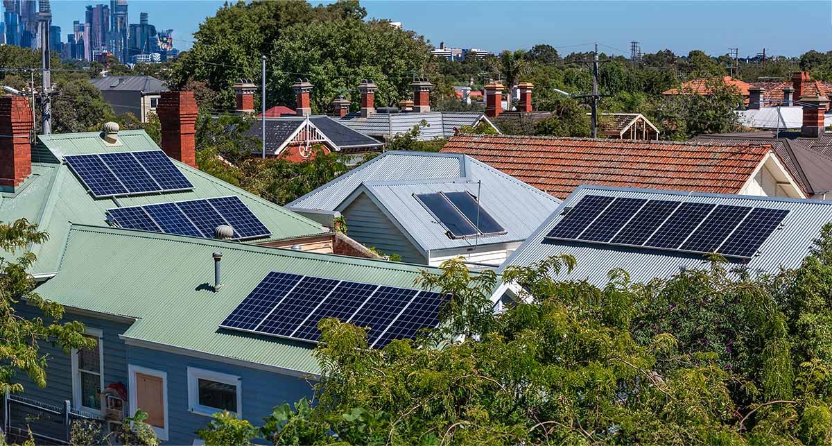 Rooftop-solar-Melbourne-suburbia-small-iStock-1213141547.jpg
