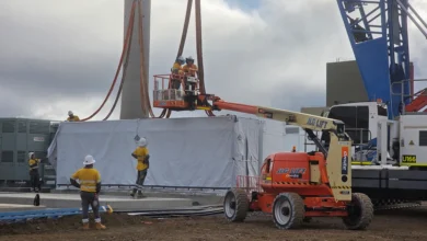 La construcción de baterías más grande del estado de Queensland cerca de la mitad de la marca, desde 324 mega, completa 650 km.