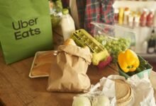 Uber informa saltos en comestibles, entregas minoristas