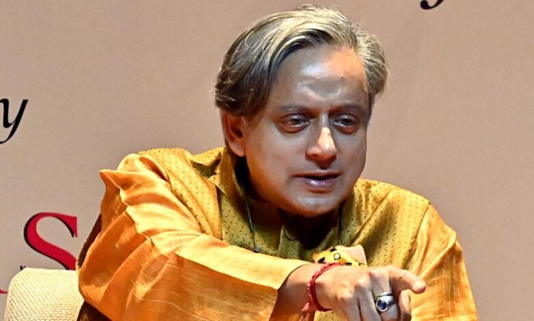 Shashi Tharoor dice que el aumento de la tarifa de visa H-1B conduce por la política interna de Donald Trump