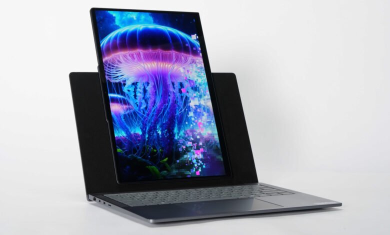 Lenovo muestra la computadora portátil con pantalla giratoria: sí, es real, y también lo es ese rumoreado soporte de cuaderno autojustante