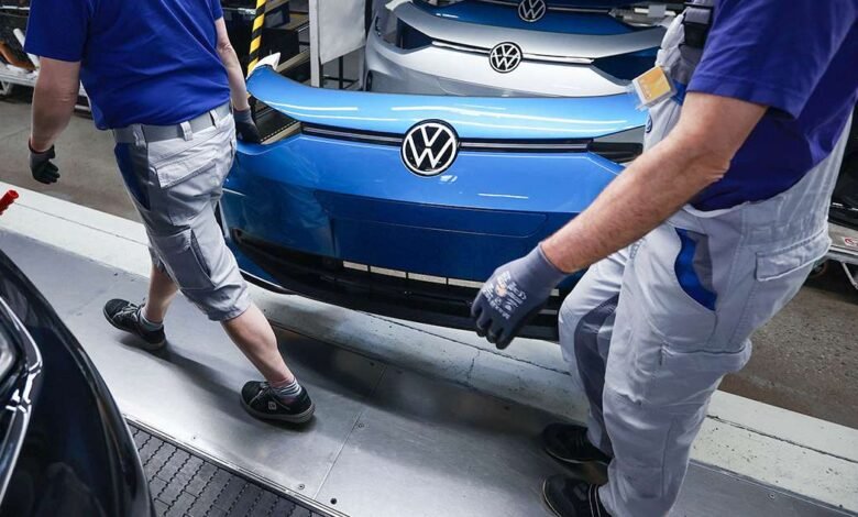 Volkswagen corta la salida, detiene la producción en plantas de EV alemanas