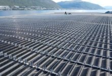 Los paneles solares verticales de la azotea bifacial brillan en Noruega