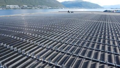 Los paneles solares verticales de la azotea bifacial brillan en Noruega