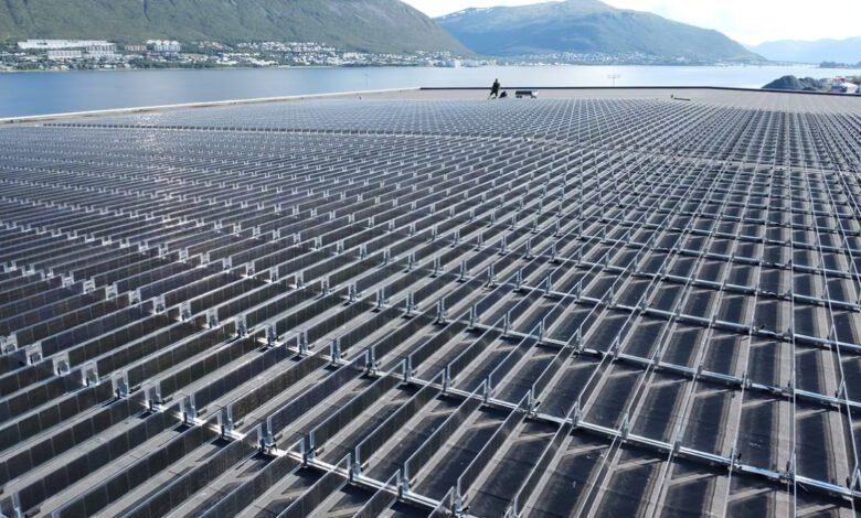 Los paneles solares verticales de la azotea bifacial brillan en Noruega