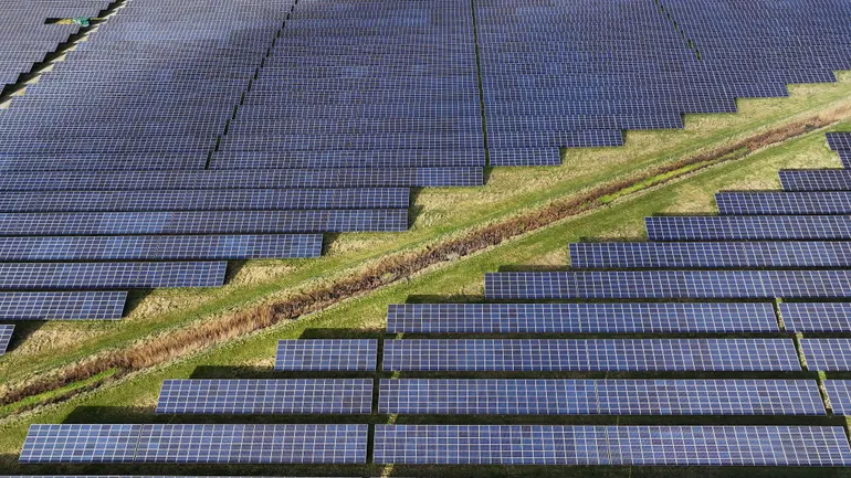 La instalación de energía solar en todo el mundo aumentó en un 64% a 380 GW en la primera mitad de 2025.
