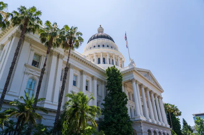 La legislación de California expandiría el fondo de incendios forestales, los mercados de energía regional