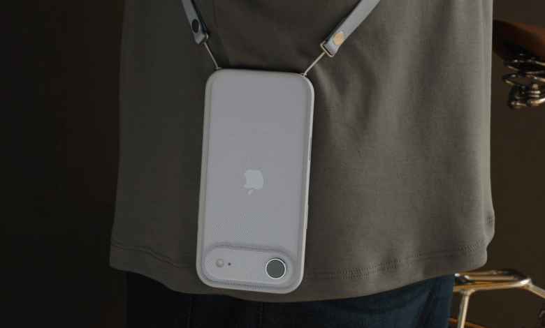 Apple revela un nuevo accesorio para iPhone de ‘pieza de moda’, pero la gente teme que los haga un ‘objetivo fácil’ para los ladrones de la calle Apple revela un nuevo accesorio para iPhone de ‘pieza de moda’, pero la gente teme que los haga un ‘objetivo fácil’ para los ladrones de la calle