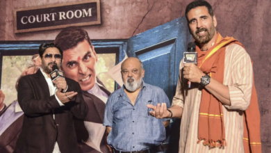 Director de Jolly LLB Subhash Kapoor con el banner de chiste de Arshad Warsier