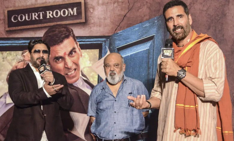 Director de Jolly LLB Subhash Kapoor con el banner de chiste de Arshad Warsier Director de Jolly LLB Subhash Kapoor con el banner de chiste de Arshad Warsier